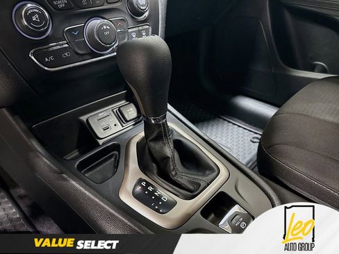 Used 2017 Jeep Cherokee Latitude w/ Cold Weather Group FWD image 16