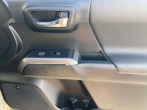 Used 2017 Toyota Tacoma TRD Sport AWD/4WD image 14