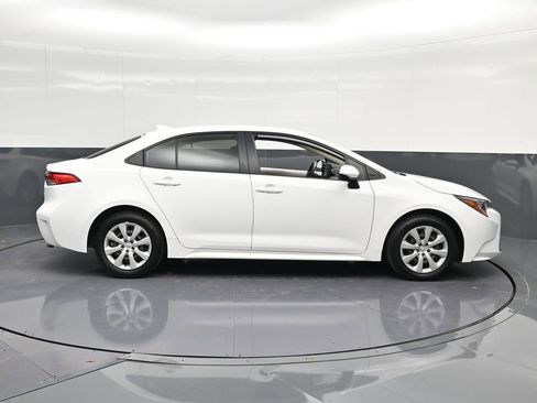 Used 2022 Toyota Corolla LE image 4