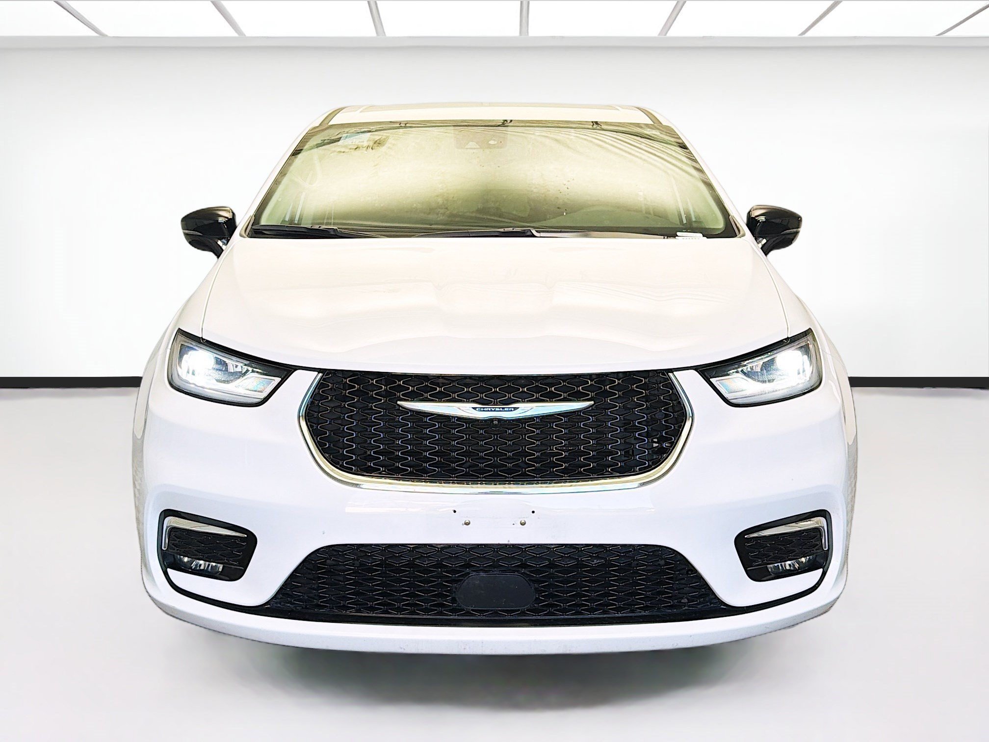 Used 2024 Chrysler Pacifica Touring-L FWD image 2