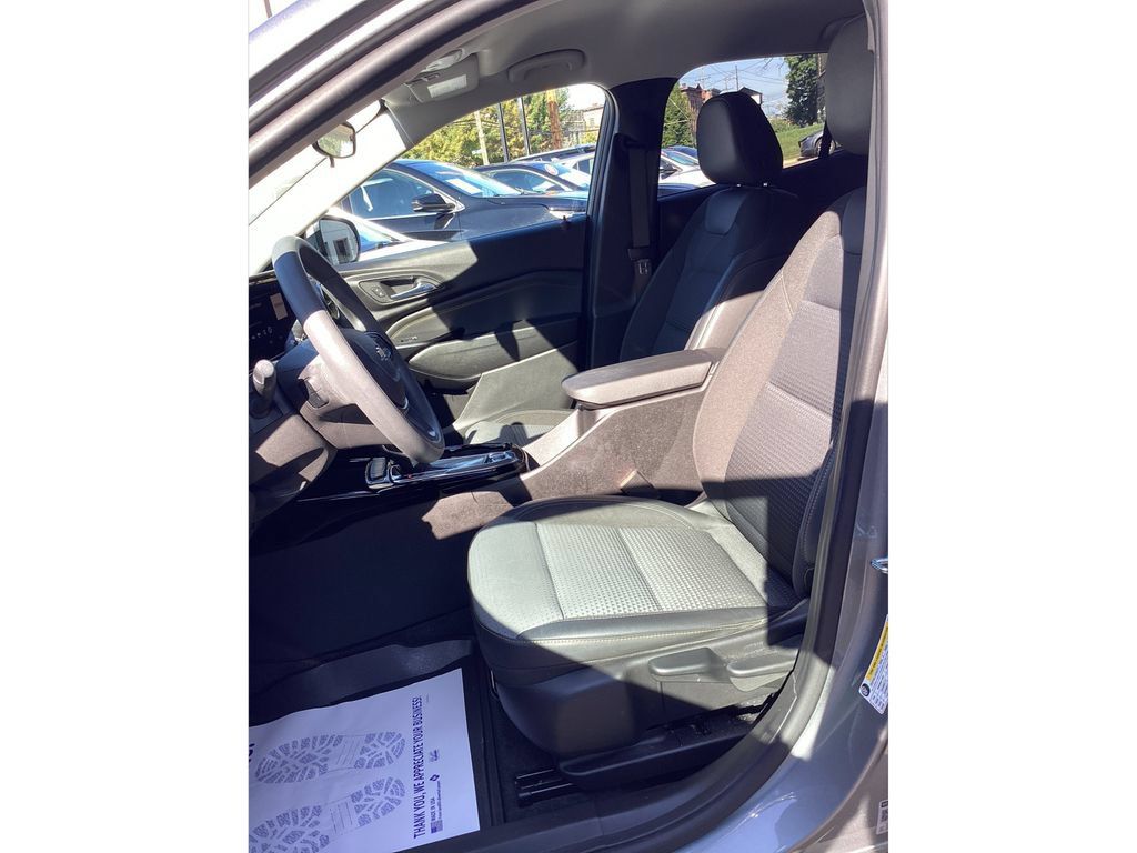 Used 2024 Chevrolet Trax LT FWD image 9
