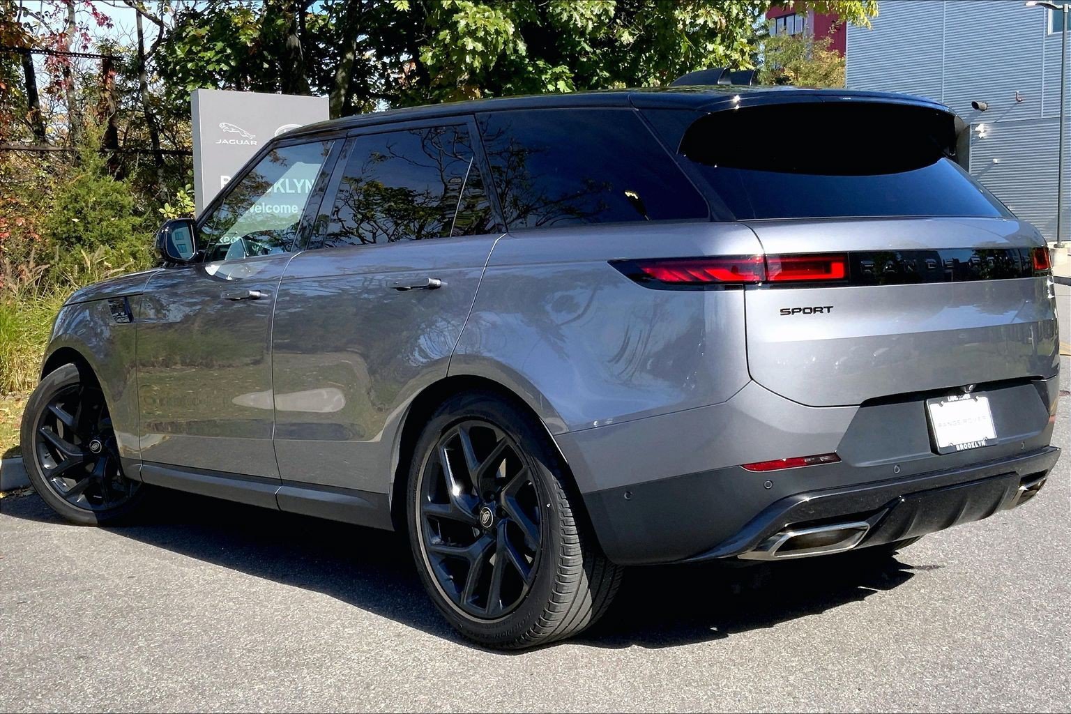 Used 2024 Land Rover Range Rover Sport SE AWD/4WD image 11
