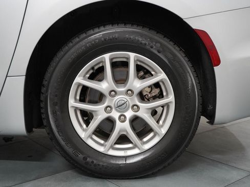 Used 2024 Chrysler Pacifica Touring-L FWD image 31