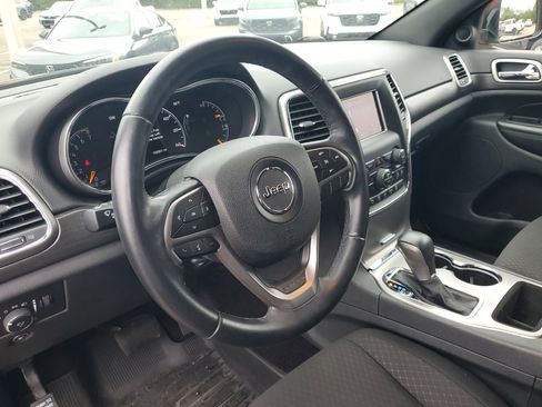 Used 2018 Jeep Grand Cherokee Laredo image 28