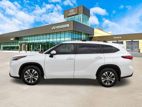 Used 2023 Toyota Highlander XLE FWD image 9