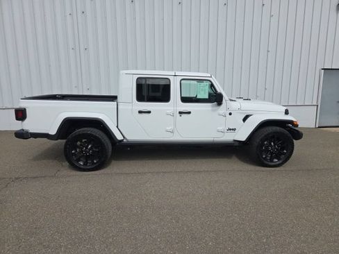 Used 2025 Jeep Gladiator Overland AWD/4WD image 3