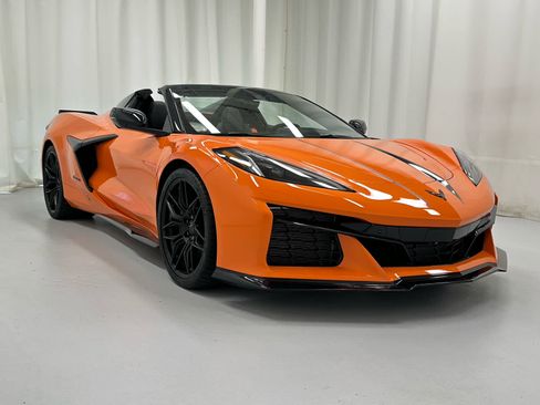 Used 2023 Chevrolet Corvette Z06 RWD image 2