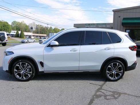 Used 2024 BMW X5 sDrive40i w/ Premium Package image 2