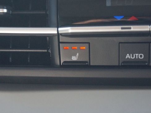 Used 2025 Toyota Sienna XLE w/ XLE Plus Package FWD image 8