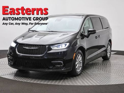 Used 2023 Chrysler Pacifica Touring-L FWD image 1