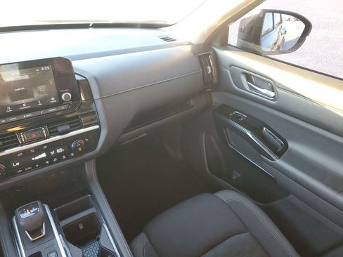 Used 2022 Nissan Pathfinder SV w/ SV Premium Package image 11