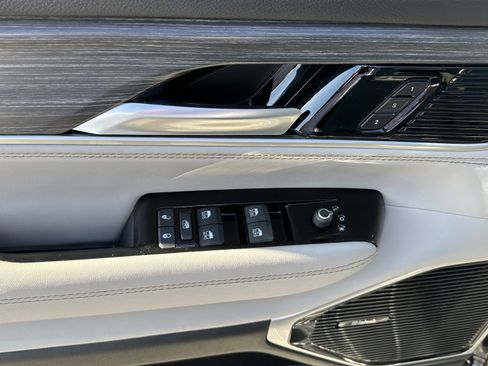 Used 2024 Jeep Wagoneer L Series III w/ Premium Group I image 17