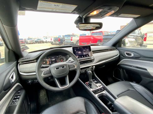 Used 2024 Jeep Compass Latitude image 29