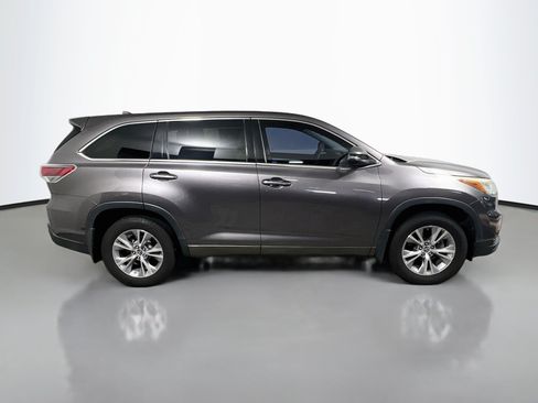 Used 2016 Toyota Highlander Plus FWD image 3