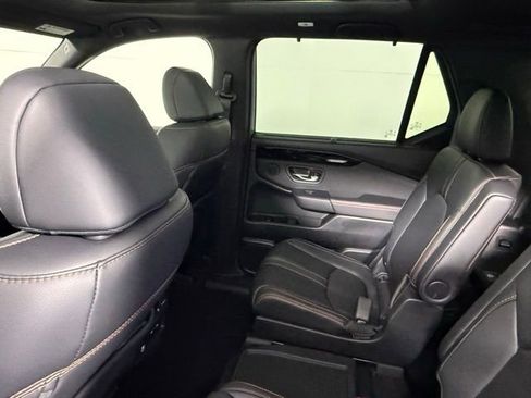 Used 2025 Honda Pilot TrailSport image 37