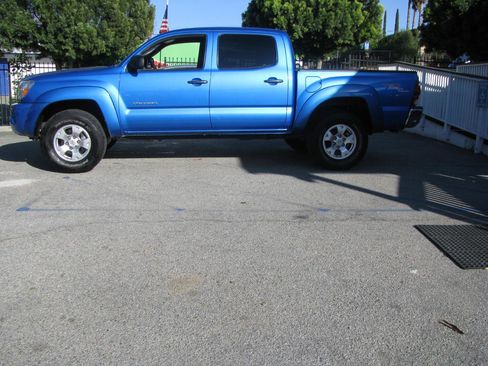 Used 2005 Toyota Tacoma PreRunner image 1