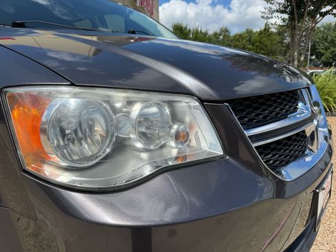 Used 2018 Dodge Grand Caravan SE w/ UConnect Hands-Free Group FWD image 4