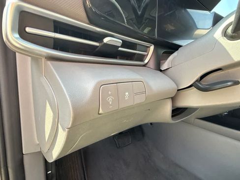Used 2025 Hyundai Elantra SEL FWD image 16