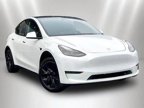 Used 2024 Tesla Model Y Long Range AWD/4WD image 3