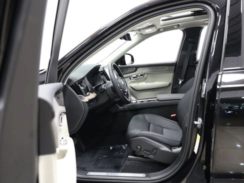 Used 2025 Volvo XC90 T8 Plus w/ Protection Package Premier AWD/4WD image 12