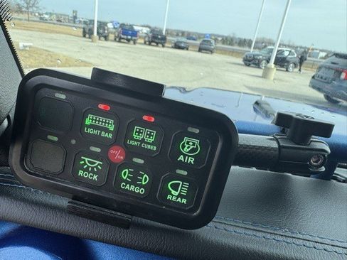 Used 2018 Jeep Wrangler Unlimited Sahara image 12