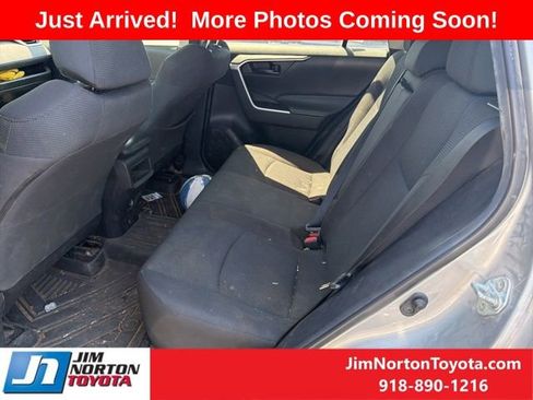 Used 2021 Toyota RAV4 LE AWD/4WD image 5