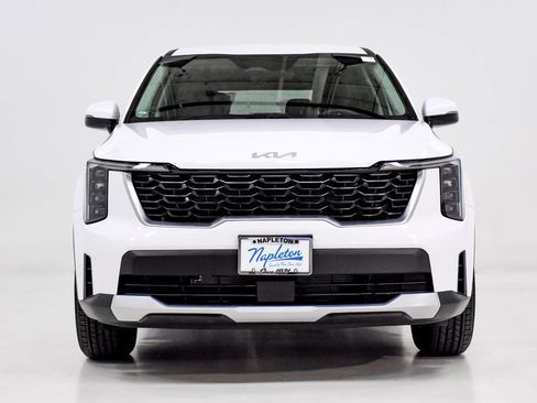 Certified 2024 Kia Sorento LX image 4