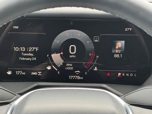 Used 2025 GMC Acadia Elevation image 8