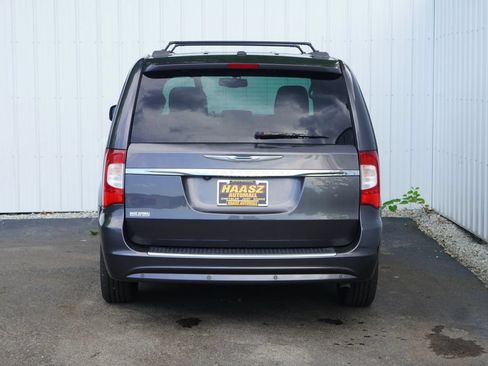 Used 2016 Chrysler Town & Country Touring-L FWD image 5