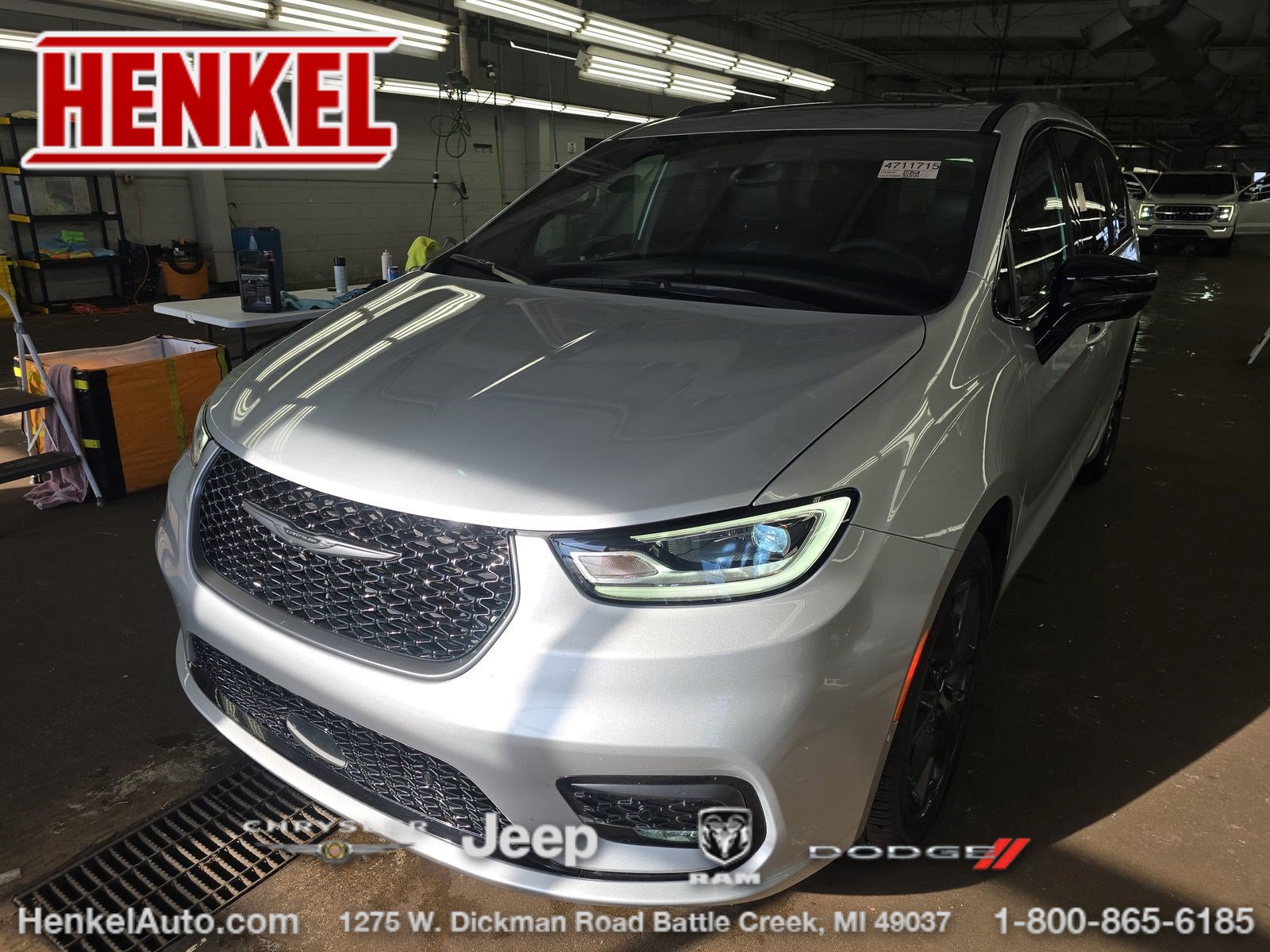 Used 2024 Chrysler Pacifica Touring-L w/ Uconnect Theater Family Group FWD image 1