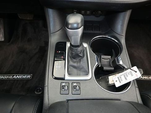 Used 2018 Toyota Highlander SE image 9