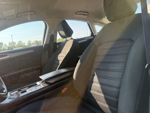 Used 2020 Ford Fusion SE FWD image 11