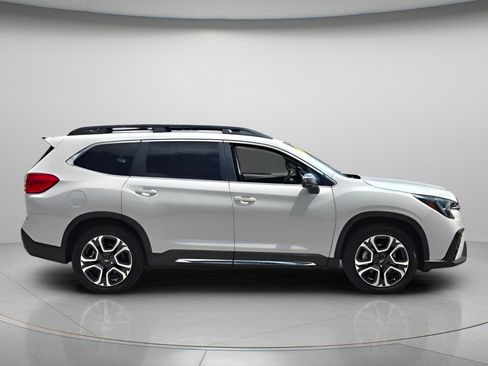 Used 2023 Subaru Ascent Limited w/ Technology Package AWD/4WD image 4