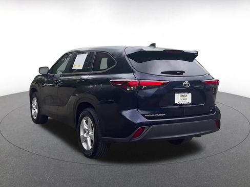 Used 2025 Toyota Highlander LE FWD image 9