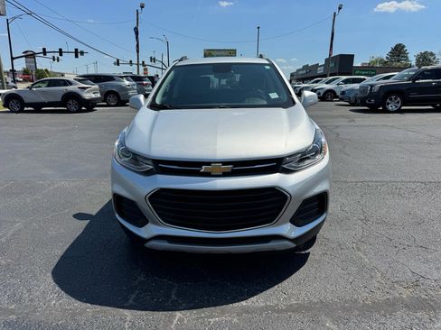 Used 2020 Chevrolet Trax LT w/ LT Convenience Package FWD image 3