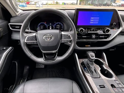 Used 2024 Toyota Highlander Platinum AWD/4WD image 6