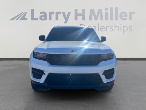 Used 2025 Jeep Grand Cherokee Altitude image 8