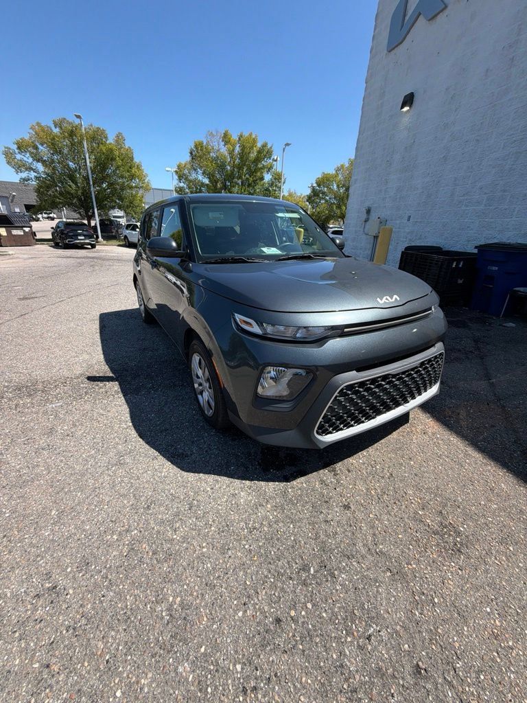 Used 2022 Kia Soul LX FWD image 2