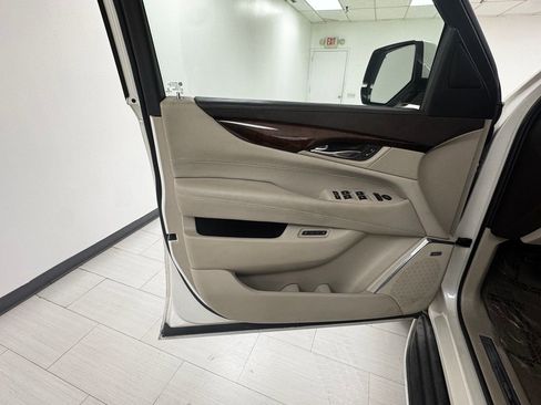 Used 2015 Cadillac Escalade Luxury image 9