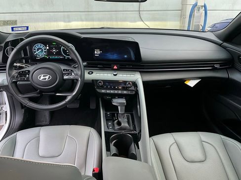 Used 2025 Hyundai Elantra Limited image 12