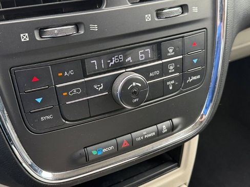 Used 2013 Chrysler Town & Country Touring FWD image 28