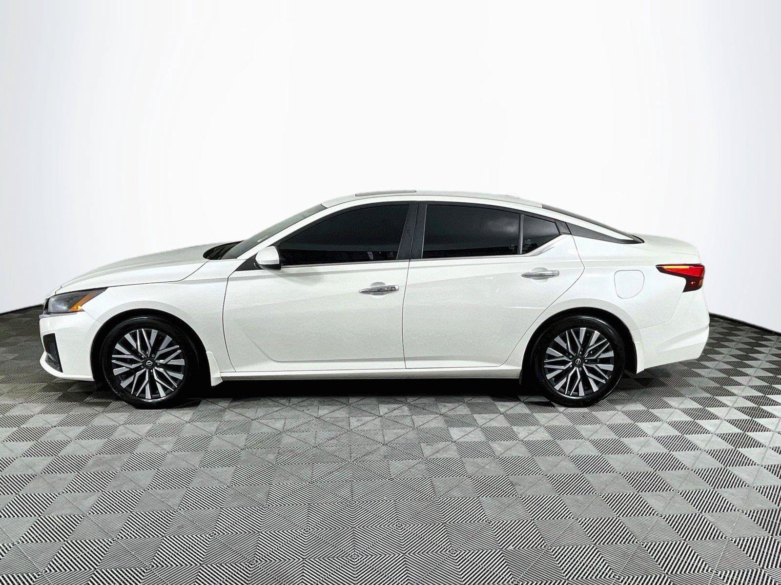 Used 2024 Nissan Altima 2.5 SV w/ SV Premium Package FWD image 4