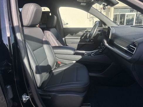 Used 2025 Chevrolet Traverse LT image 22