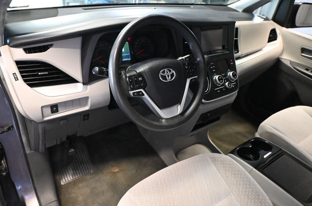 Used 2017 Toyota Sienna LE FWD image 10