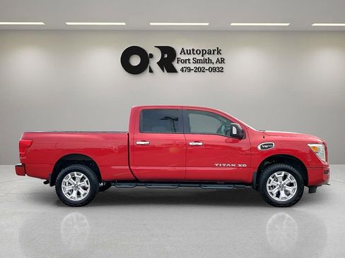 Used 2021 Nissan Titan SV w/ SV Convenience Package image 6