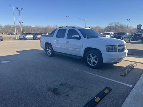 Used 2011 Chevrolet Avalanche LTZ image 3