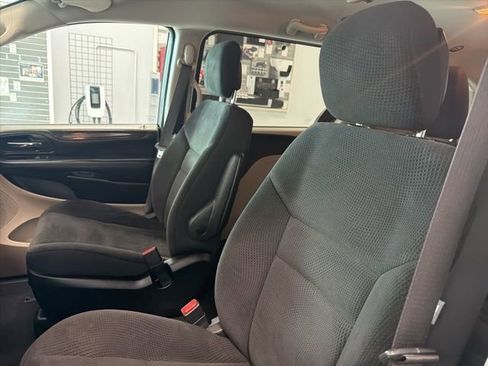 Used 2018 Dodge Grand Caravan SE FWD image 13