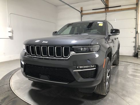 Used 2025 Jeep Grand Cherokee Limited image 3