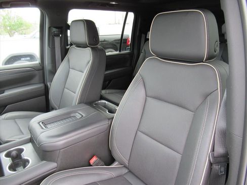 Used 2024 GMC Yukon XL SLT w/ SLT Premium Package AWD/4WD image 17