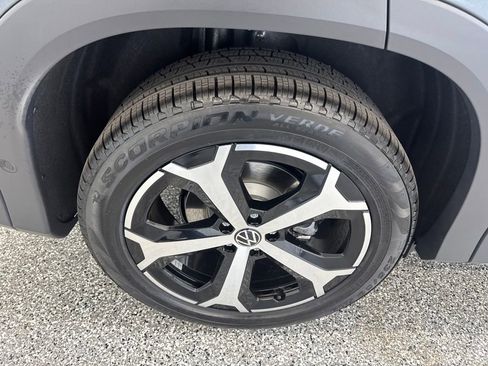 New 2026 Volkswagen Tiguan SE FWD image 11
